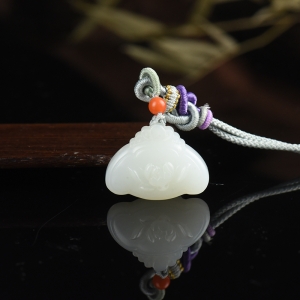 籽料和田白玉平安锁吊坠