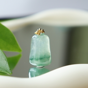 18k冰种飘花翡翠福瓜吊坠