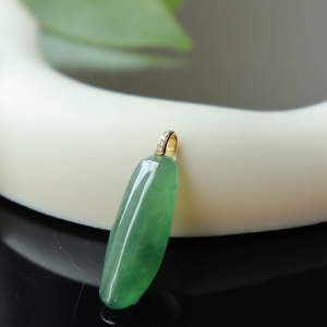 18k冰种蓝绿翡翠福瓜吊坠