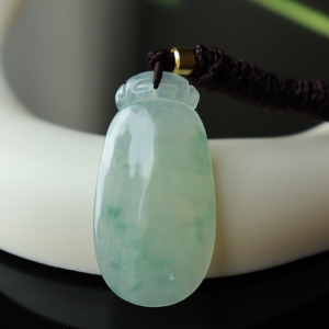 冰种飘花翡翠福瓜吊坠