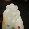 和田玉俏色巧雕吊坠-红掌柜