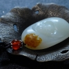 俄罗斯山料俏色和田玉福在眼前吊坠-红掌柜