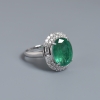 18K白金镶钻鲜绿祖母绿刻面戒指 - 红掌柜